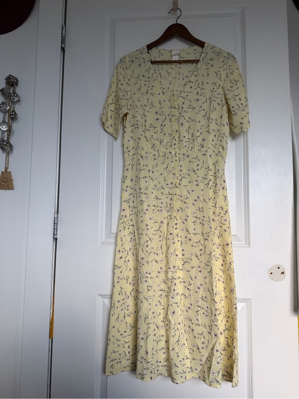 H&M butter Yellow Floral Midi Dress with buttons. Size 6